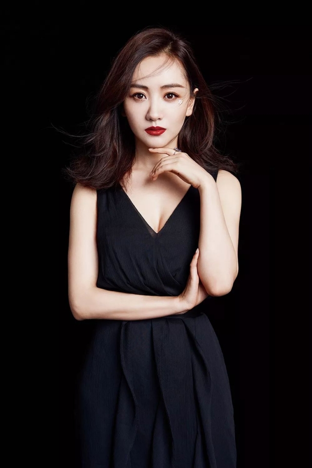 话剧《我爱桃花》演员照 ,演员杨蓉饰演张婴妻,英子