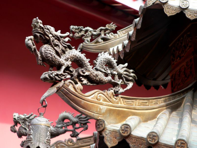 艺术效果的复杂形体,使中国古代建筑在运用屋顶形式创造建筑的艺术