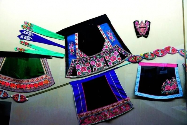 在阿鹏找金花中看那绚丽多彩的白族服饰